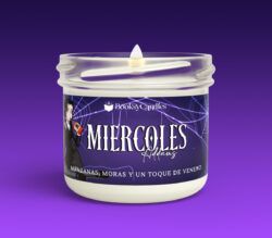 Vela Miercoles Addams pequeña encendida