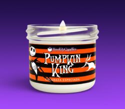 Vela Pumpkin King pequeña encendida