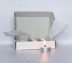 caja con velas de te hechas con cera de soja