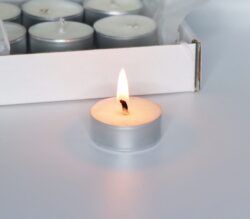 vela de te encendida hecha con cera de soja