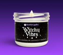 Vela Witchy Vibes pequeña encendida