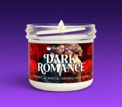 Vela Dark Romance pequeña encendida