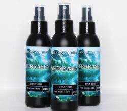 botella de plástico negro con aromatizante en spray de Terrasen