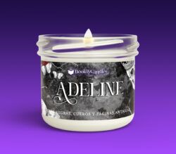 Vela Adeline pequeña encendida